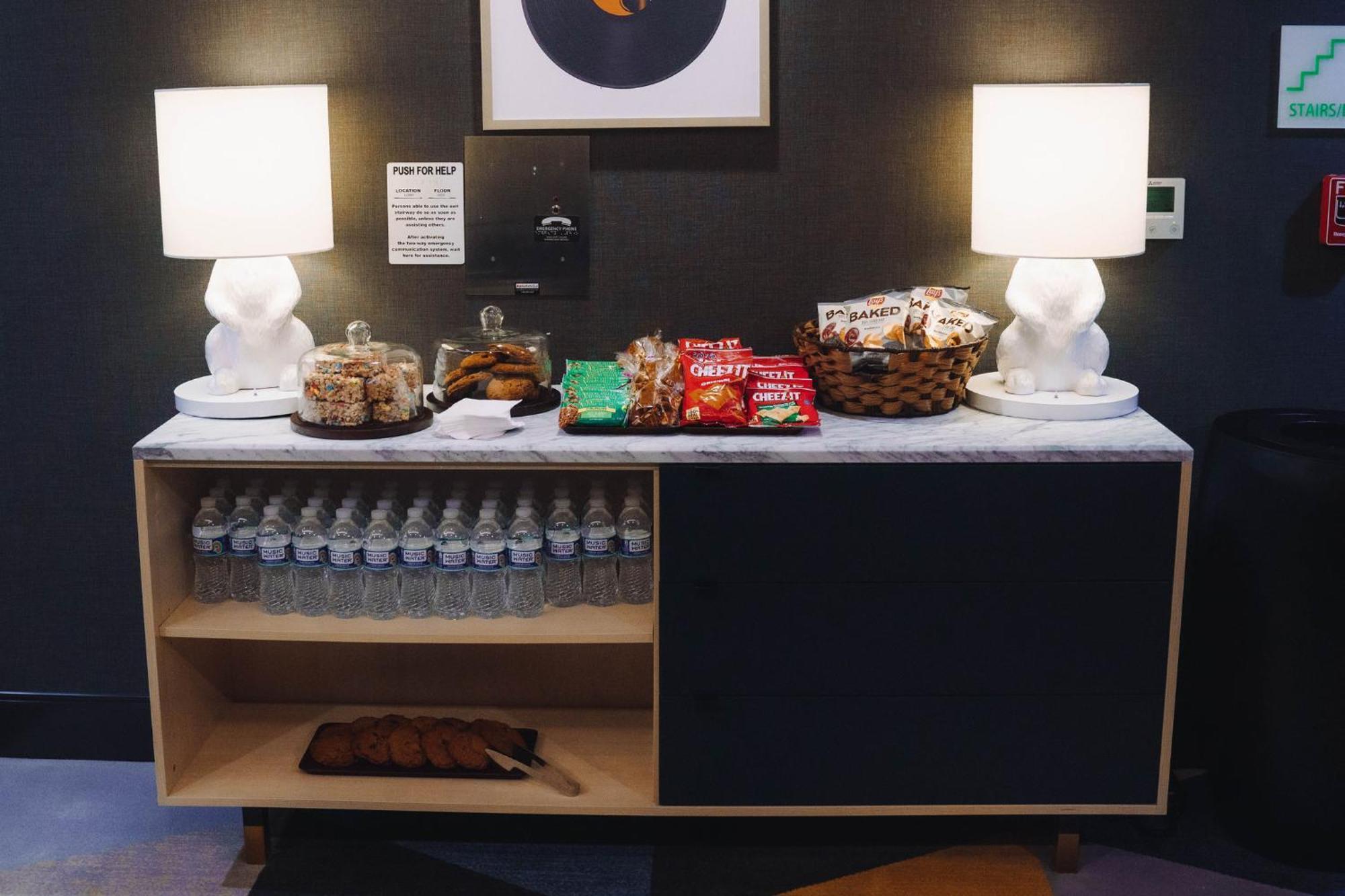 Holiday Inn & Suites Nashville Downtown Broadway Экстерьер фото